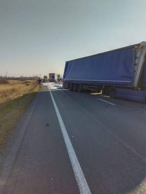 Accident mortal între 4 autotrenuri pe centura ocolitoare a municipiului Caransebeș. Traficul rutier în zonă a fost blocat în totalitate / FOTO