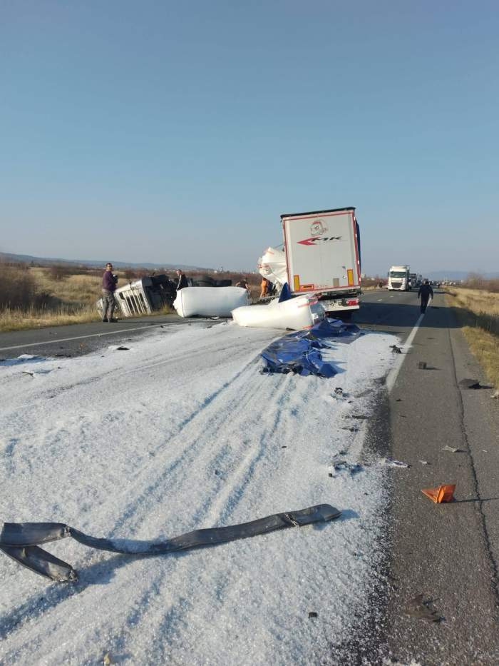 Accident mortal între 4 autotrenuri pe centura ocolitoare a municipiului Caransebeș. Traficul rutier în zonă a fost blocat în totalitate / FOTO