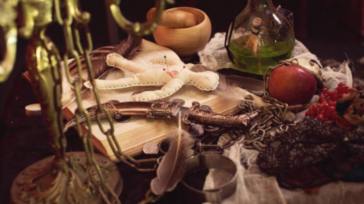 Un român a păcălit o femeie din Italia că este blestemată, iar el o poate ajuta în schimbul unei sume enorme de bani! Un român a convins o femeie din Italia să-i ofere 30.000 de euro pentru a o scăpa de blesteme. "Dacă nu te eliberezi de spiritele malefice, tatăl tău va muri"