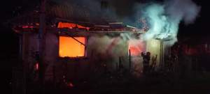 Incendiu devastator în Sălaj. Un bărbat a murit carbonizat, după ce locuința sa a fost mistuită de flăcări