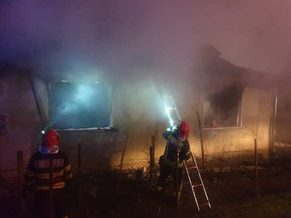 Incendiu devastator în Sălaj. Un bărbat a murit carbonizat, după ce locuința sa a fost mistuită de flăcări