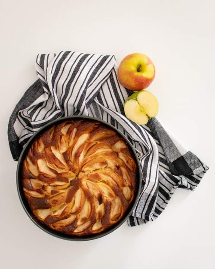 Prăjitură rapidă cu mere fără blat. Rețeta celui mai simplu desert cu fructe
