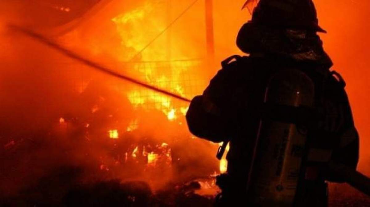 Incendiu de proporții la Galați. Un bărbat a murit și alte zeci de persoane au fost evacuate dintr-un bloc