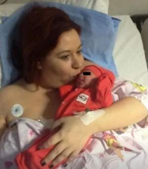 Oana Roman, imagine emoționantă cu fiica ei! Vedeta a publicat o fotografie de când a născut: ”A fost mică precum un prematur”