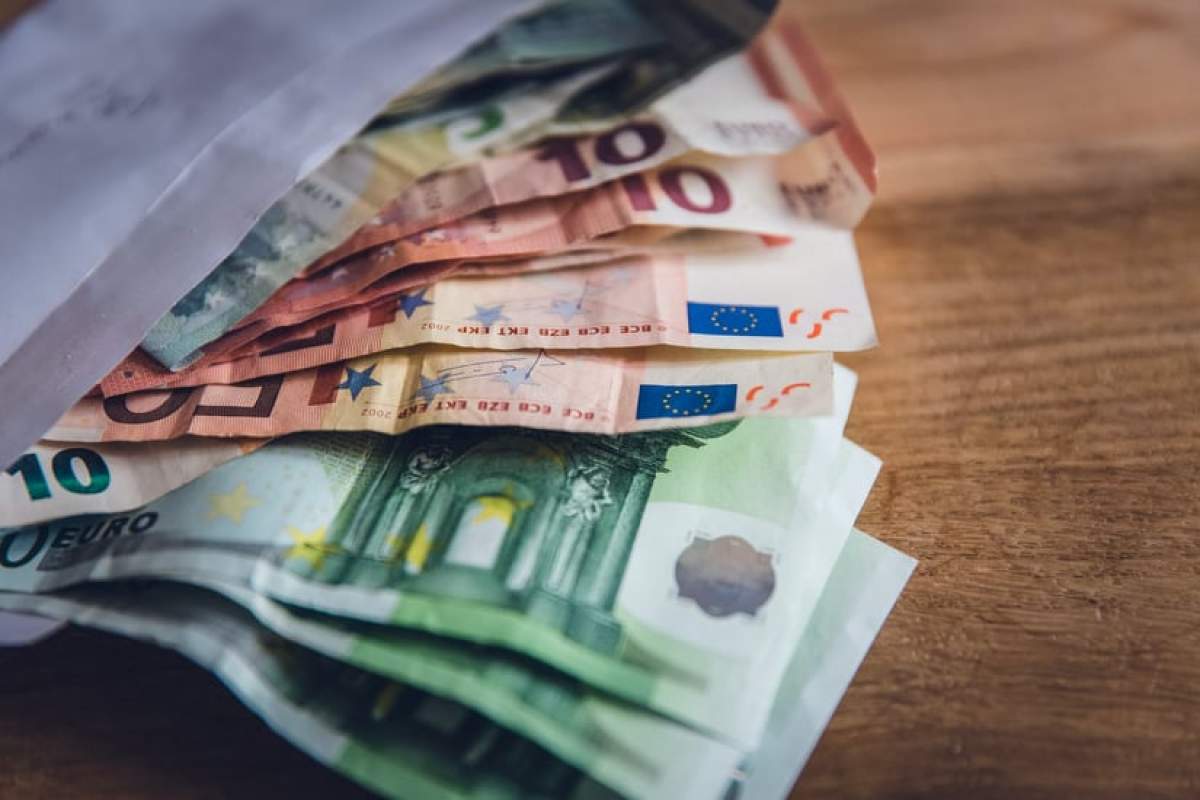 O femeie de 74 de ani a ars bancnote în valoare de aproximativ 3.000 de euro de teama că s-ar putea infecta cu COVID-19. Ce mărturisiri a făcut bătrâna