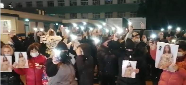 Protest de amploare în fața Spitalului Județean Galați pentru Mihaela, tânăra de 21 de ani care a murit în condiții suspecte: ”Criminalii” / FOTO