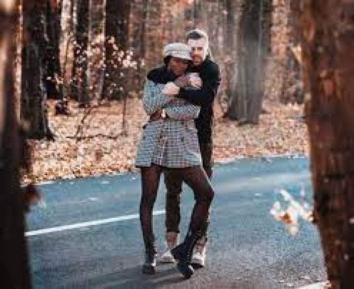 Florin Ristei și Naomi Hedman s-au fotografiat îmbrățișați în pădure