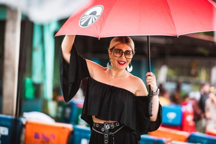 Gina Pistol, în negru, sub umbrela Asia Express