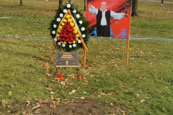 Buzoienii îi pot aduce un ultim omagiu lui Benone Sinulescu la unul dintre stejarii plantați de artist anul trecut. Anunțul făcut de către Primăria Buzău