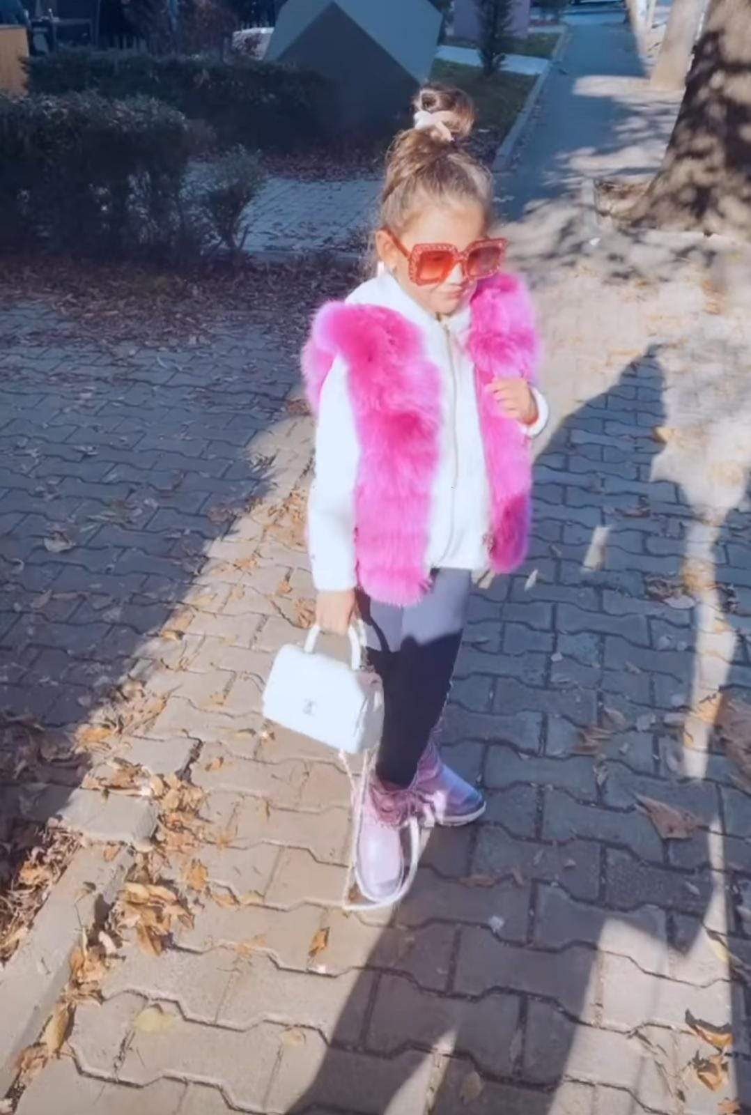 Sofia, fiica Biancăi Drăgușanu, îi calcă deja pe urme mamei sale. Micuța este o adevărată fashionistă / FOTO