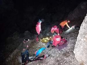 O alpinistă a fost grav rănită în Bucegi, după ce a căzut cățiva metri în gol. Salvamontiștii au intervenit imediat
