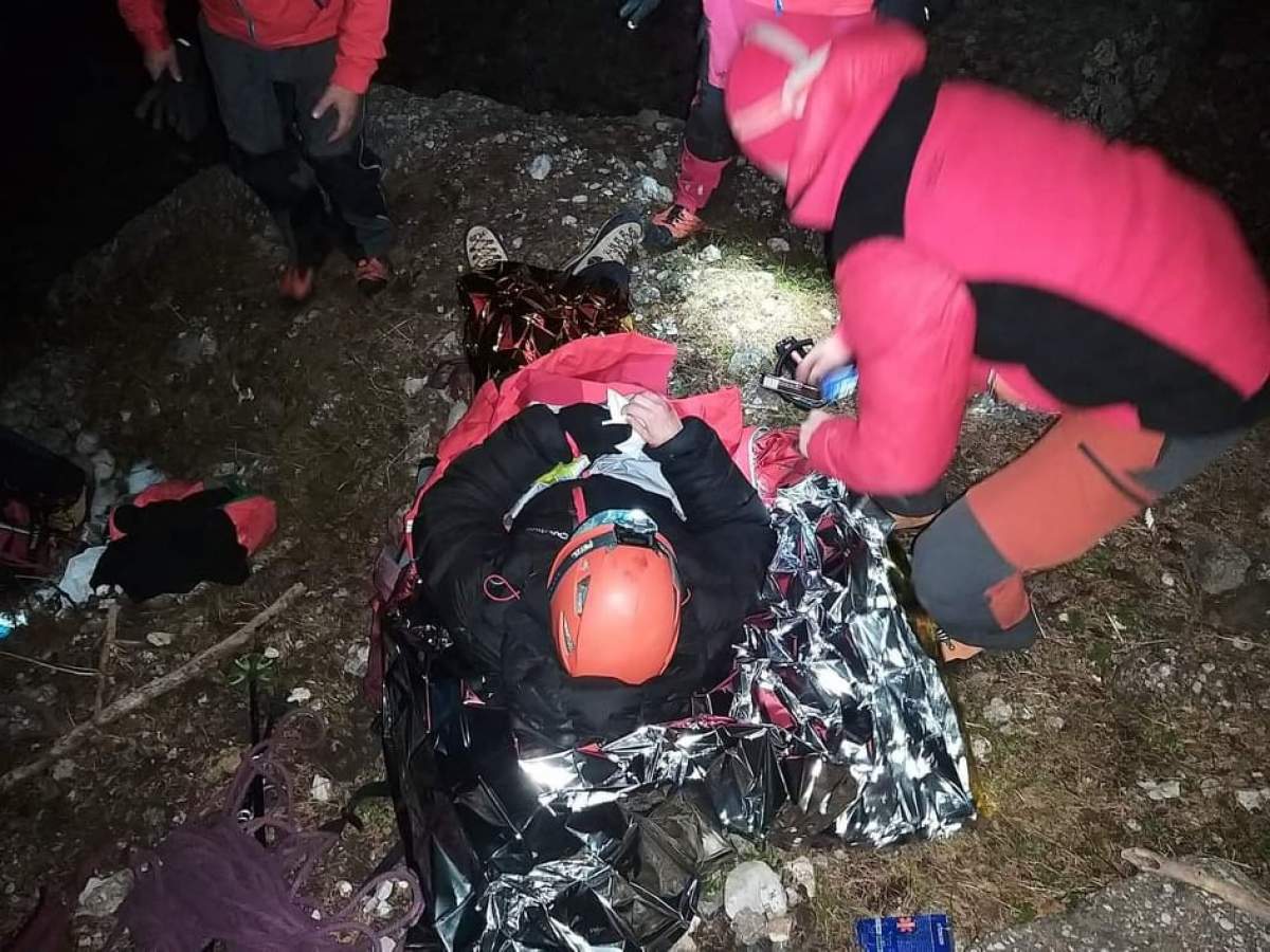 O alpinistă a fost grav rănită în Bucegi, după ce a căzut cățiva metri în gol. Salvamontiștii au intervenit imediat