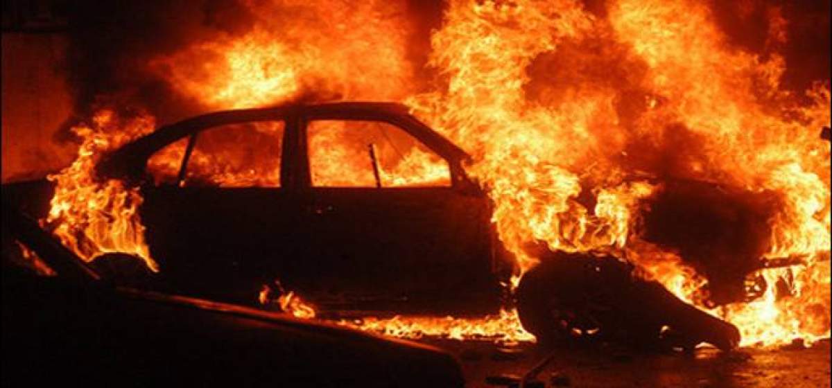 Masina incendiata Un bărbat din Vrancea a incendiat mașina vecinului său și apoi a negat fapta. Ce obiect personal uitat la fața locului l-a dat de gol