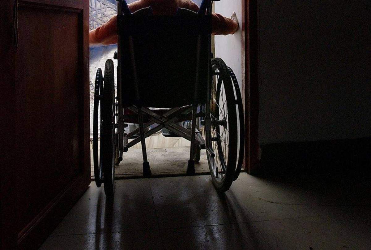 Scaun cu rotile Un român a agresat o femeie într-un scaun cu rotile, în Spania. A bătut-o cu bestialitate, pentru a-i fura geanta
