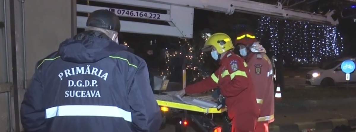 Doi muncitori din Suceava, grav răniți, chiar în timp ce montau luminițele de Crăciun. Un șofer a intrat cu duba în autoplatforma lor / FOTO