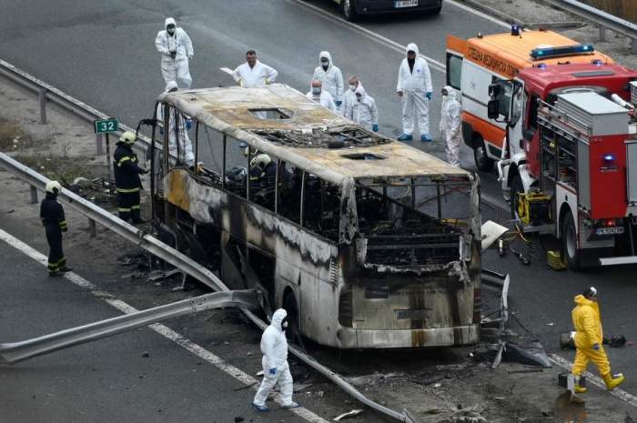 Autobuzul care a luat foc în Bulgaria și a ucis peste 45 de oameni nu era înregistrat. Doi vameşi au fost demişi deoarece nu au verificat actele