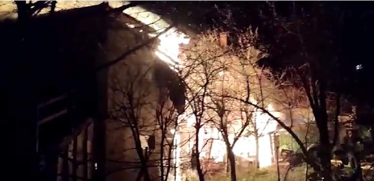 Incendiu de proporții în cartierul Schei din Brașov! Trei case s-au făcut scrum / FOTO