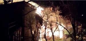 Incendiu de proporții în cartierul Schei din Brașov! Trei case s-au făcut scrum / FOTO