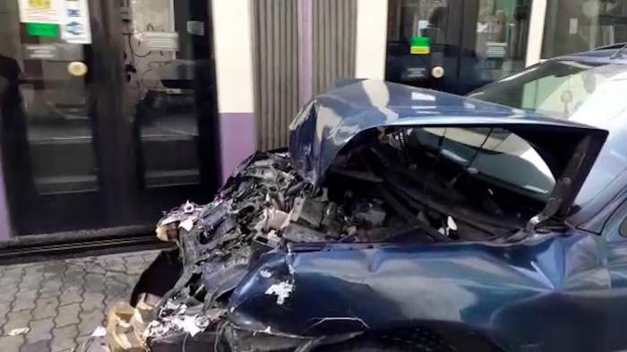Un accident grav s-a petrecut în Timișoara. Șoferul unui autoturism a pierdut controlul volanului ciocnindu-se de o mașină și un tramvai