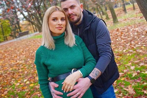 Elly și Cristian Șonea de la MPFM, pregătiți să-și strângă bebelușul în brațe. În ce ipostază s-au fotografiat: ”Vom face orice”