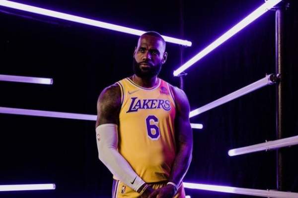 LeBron James, amendat cu 15.000 de dolari pentru un ”gest obscen” făcut după un meci. Jucătorul de baschet a primit și un avertisment