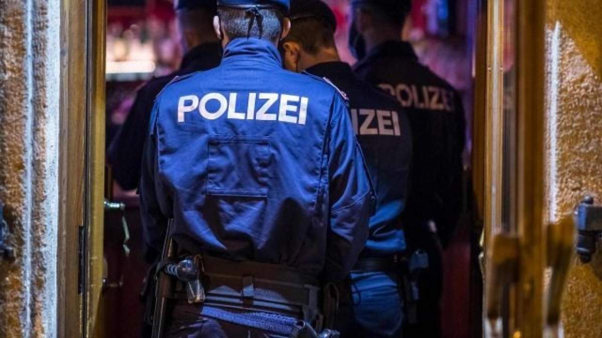 Doi români au fost reținuți, după ce au furat 93 de ouă dintr-un automat cu autoservire, în Austria. Ce pedeapsă riscă cei doi