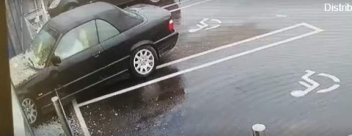 O șoferiță a intrat cu mașina prin geamul unui supermarket din Hunedoara. Femeia încerca să iasă din parcare / VIDEO