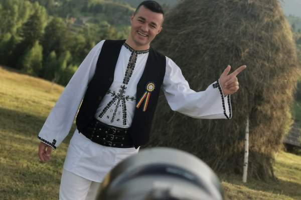 Sora regretatului Dumitru Stroie, dezvăluiri neștiute la aproape un an de la moartea lui. Cântărețul a murit la doar 30 de ani: ”Am mai avut o soră care a decedat la 6 luni”