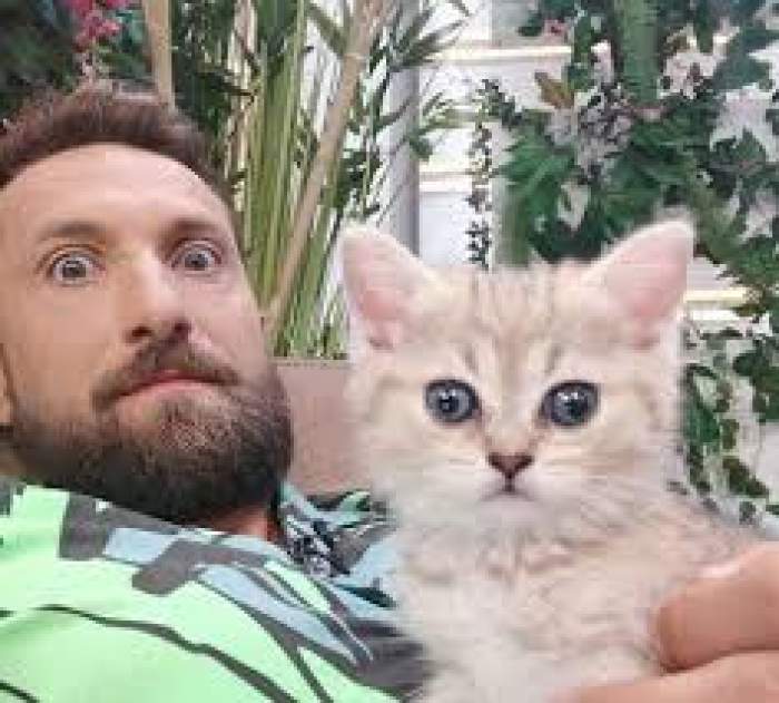 Dani Oțil, selfie cu o pisică