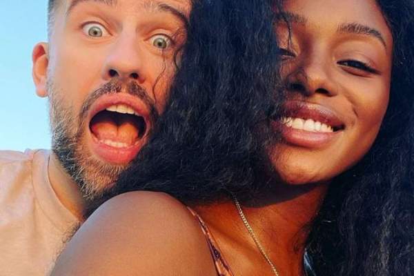 Cum s-a schimbat viața lui Florin Ristei de când locuiește cu Naomi Hedman. Fosta concurentă de la X Factor s-a impus în locuința artistului: ”S-au dus toate” / VIDEO