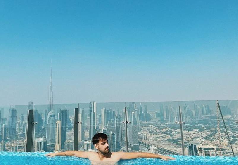 liviu teodorescu in piscina in dubai