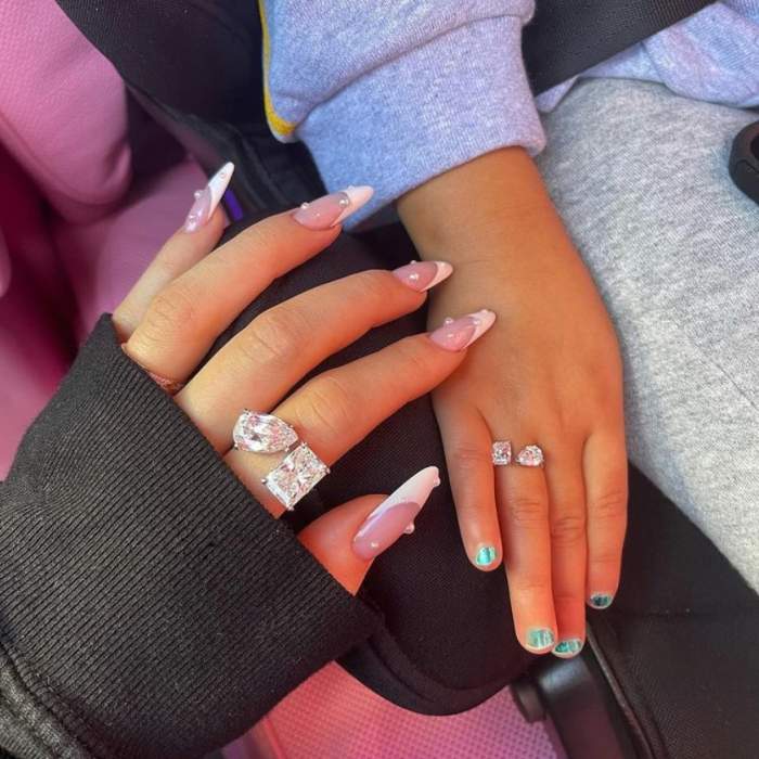 Kylie Jenner a primit un inel cu diamante de la Travis Scott. Artistul i-a făcut același cadou și fiicei lor / FOTO