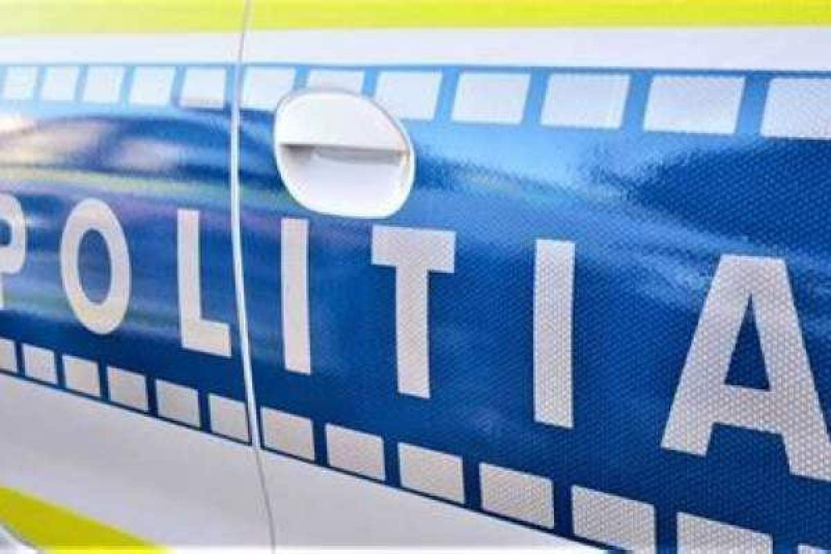 Un bărbat aflat în stare de ebrietate a blocat circulația pe un drum din Galați, după ce și-a așezat canapeaua în mijlocul șoselei