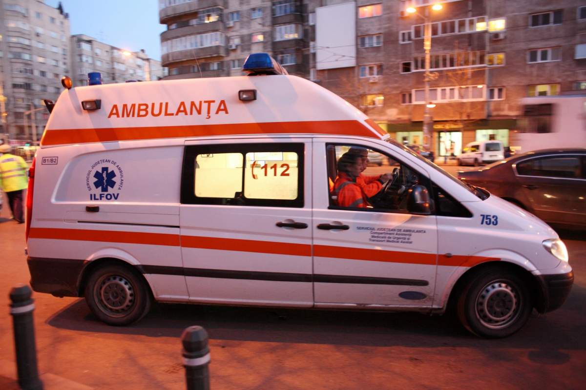 O fetiță de șase ani din Sibiu a fost lovită de o mașină, în timp ce trecea în fugă strada. Copila este acum în comă, la spital