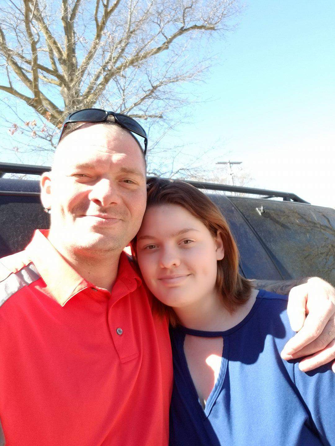 O tânără din SUA și-a luat propriul tată de soț în urma unui pariu pe care l-a pierdut. Bărbatul a ajuns în spatele gratiilor / FOTO