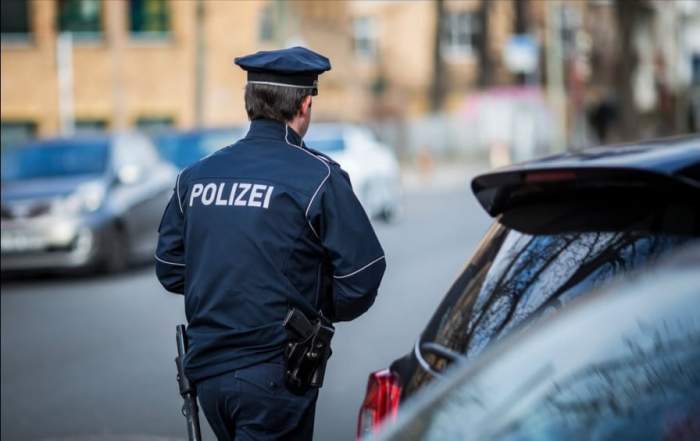 Polițiști jefuiți de doi români în Germania, anchetați de xenofobie. Agenții sunt acuzați că i-au maltratat și umilit pe cei doi bărbați