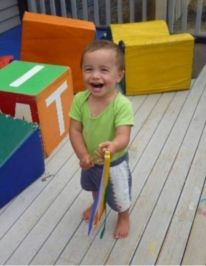 Un copil de doi ani a rămas paralizat pe viață, după ce a mâncat o felie de măr la grădiniță: ”Mama lui a spus că era un copil foarte vesel și iubitor”