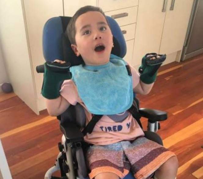 Un copil de doi ani a rămas paralizat pe viață, după ce a mâncat o felie de măr la grădiniță: ”Mama lui a spus că era un copil foarte vesel și iubitor”
