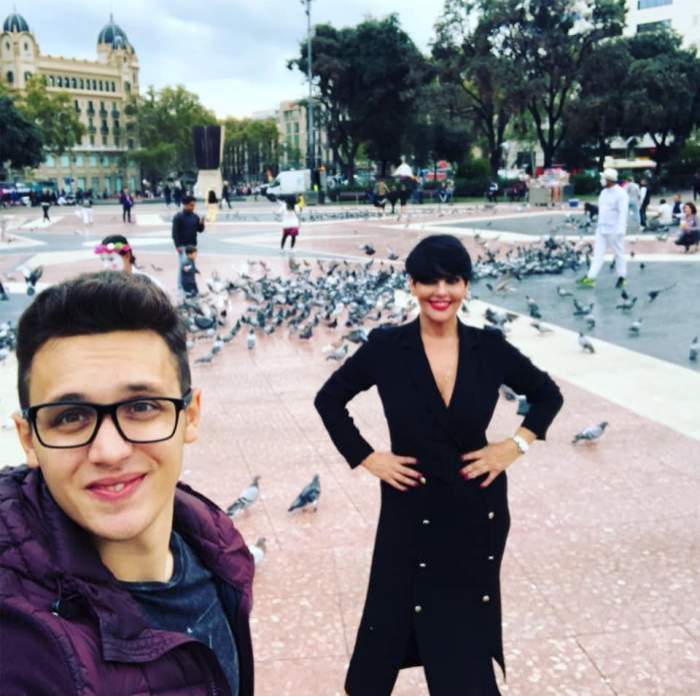 Patrizia Paglieri și Francesco, îmbrăcați în negru, selfie în oraș
