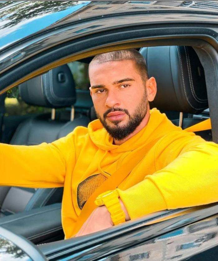 Dorian Popa, în galben, în mașină