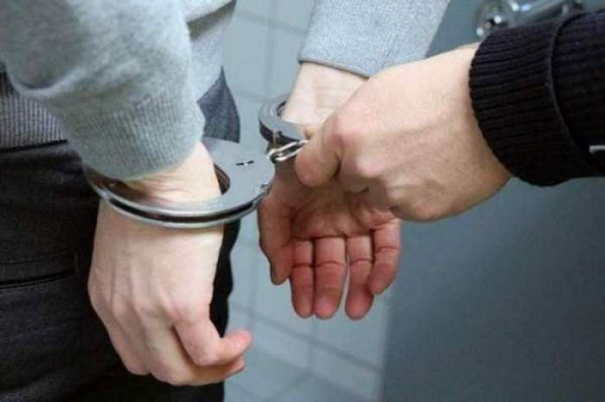 Un curier din București a fost arestat de polițiști în timp ce se pregătea de o livrare. Bărbatul era dat în urmărire națională