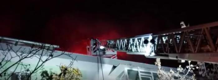 Incendiu de proporții la acoperişul unui bloc din Slatina! Zeci de localnici au fost evacuați de urgență / FOTO