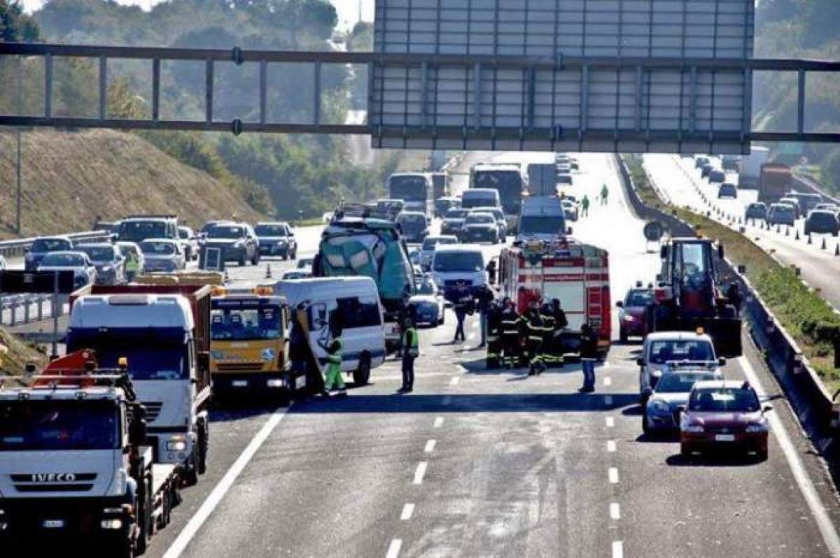 Accident mortal pe o autostradă din Italia! Un român s-a stins din viață în urma impactului puternic dintre patru mașini