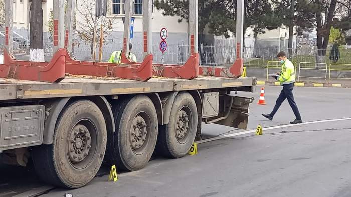 Un bărbat din Botoșani a murit după ce a fost prins sub roțile unui camion. Acesta ar fi traversat strada neregulamentar