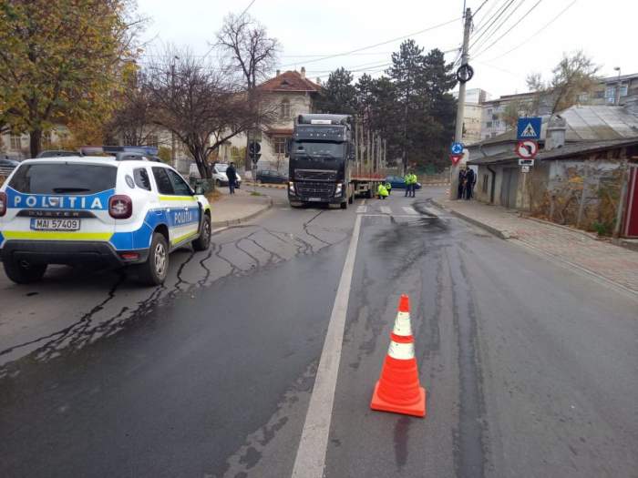 Un bărbat din Botoșani a murit după ce a fost prins sub roțile unui camion. Acesta ar fi traversat strada neregulamentar