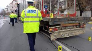 Un bărbat din Botoșani a murit după ce a fost prins sub roțile unui camion. Acesta ar fi traversat strada neregulamentar