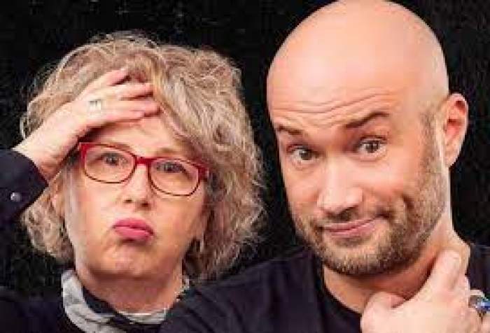 Mihai Bendeac și mama sa făcând grimase