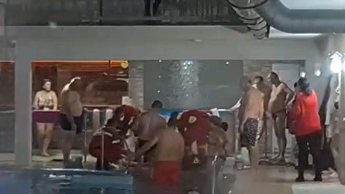 Un bărbat în vârsta de 50 din Baia Mare a murit la piscină, după ce i s-a făcut brusc rău / VIDEO