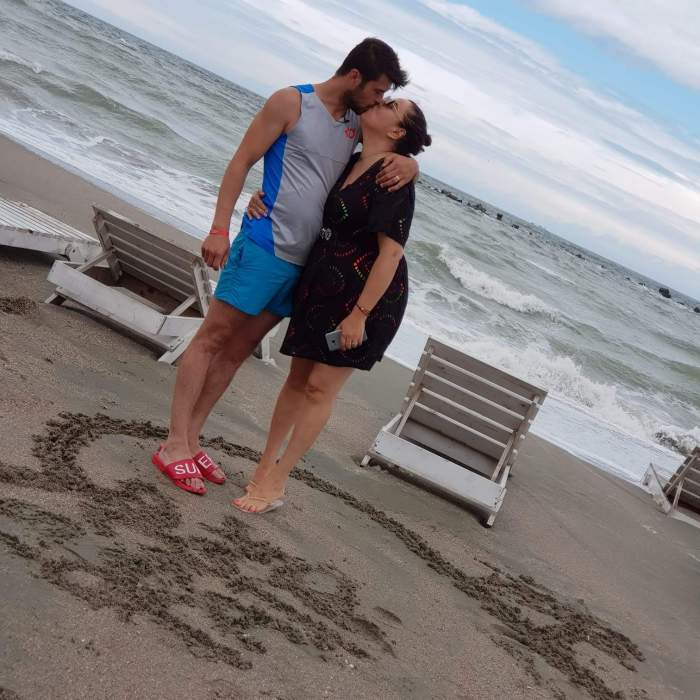 Oana Roman și Marius Elisei se sărută pe plajă