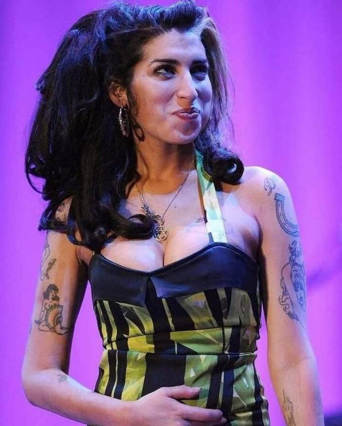 Mai multe obiecte care aparțineau cântăreței Amy Winehouse au fost scoase la licitație. O rochie a fost vândută cu 243.200 de dolari
